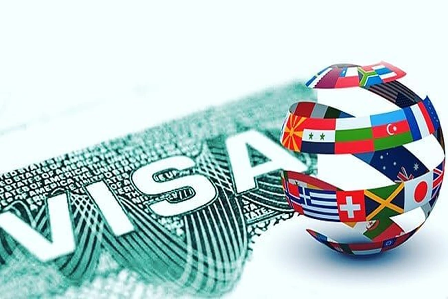 Западные консульства в России сокращены, запись на визы затруднена